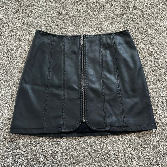Free People black faux leather zip front mini skirt size 6 - Picture 2 of 8
